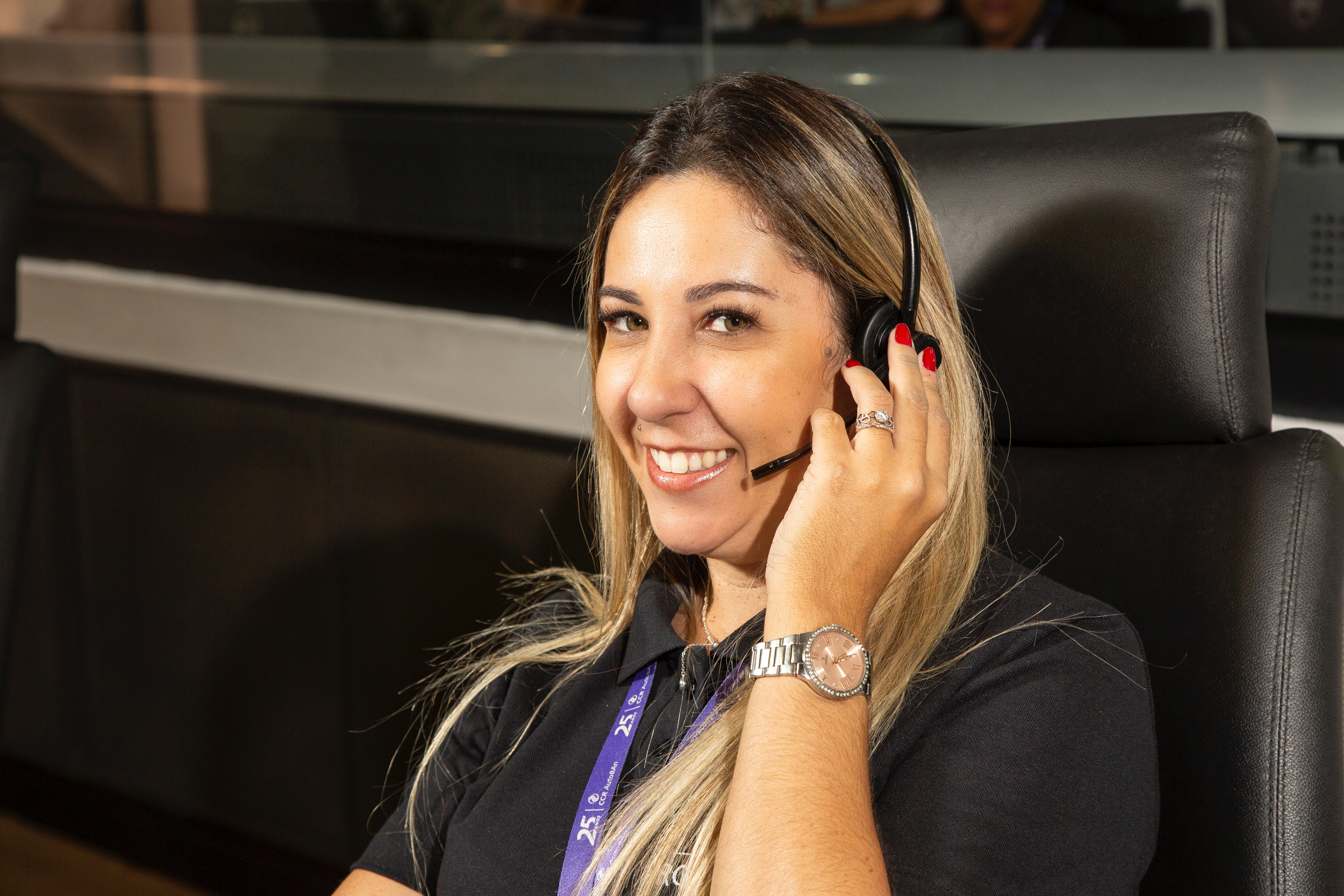 Colaboradora atendendo chamadas do Centro de Controle Operacional (CCO) Motiva.