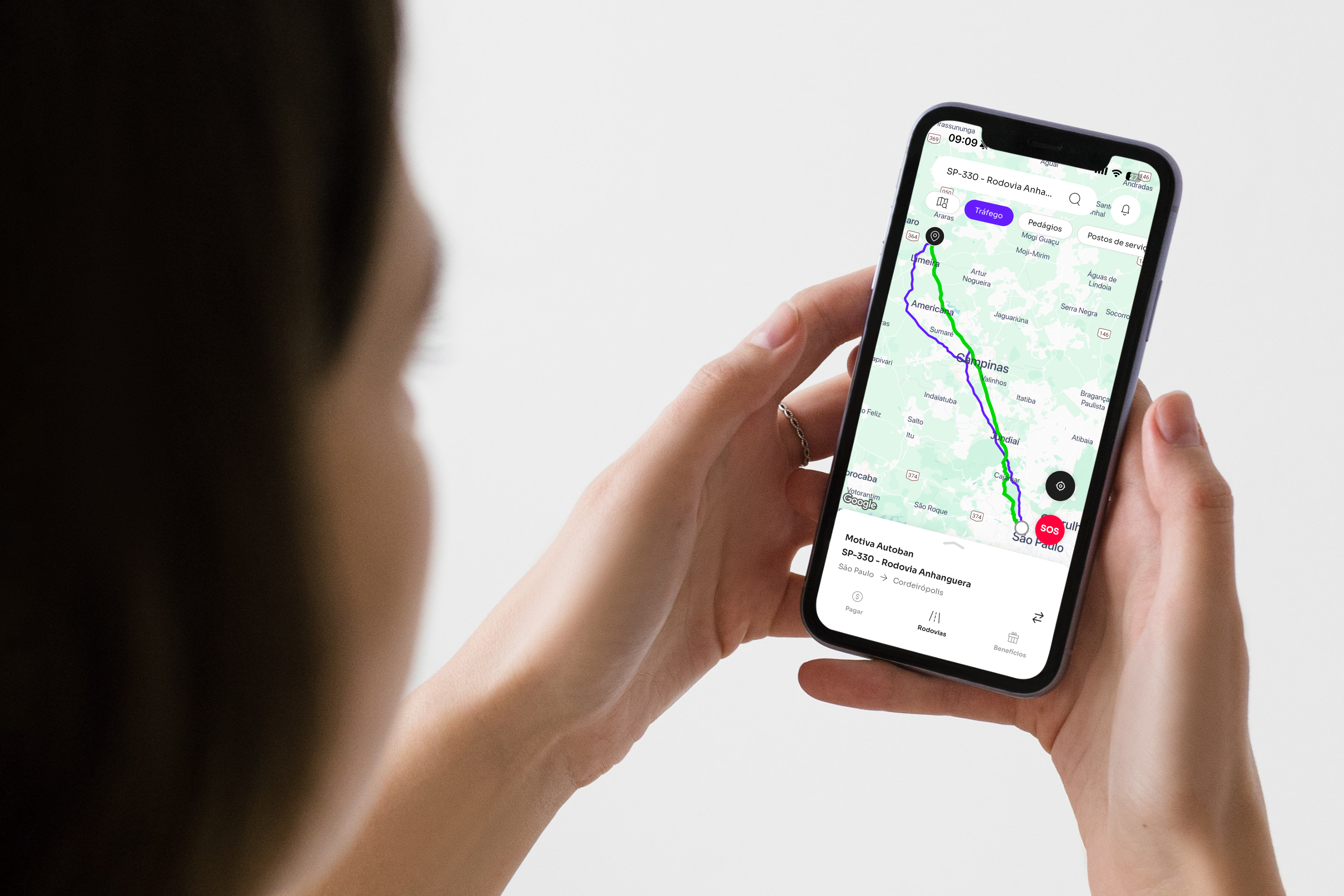 Imagem mostra um usuário utilizando o aplicativo Motiva Rodovias em seu dispositivo móvel