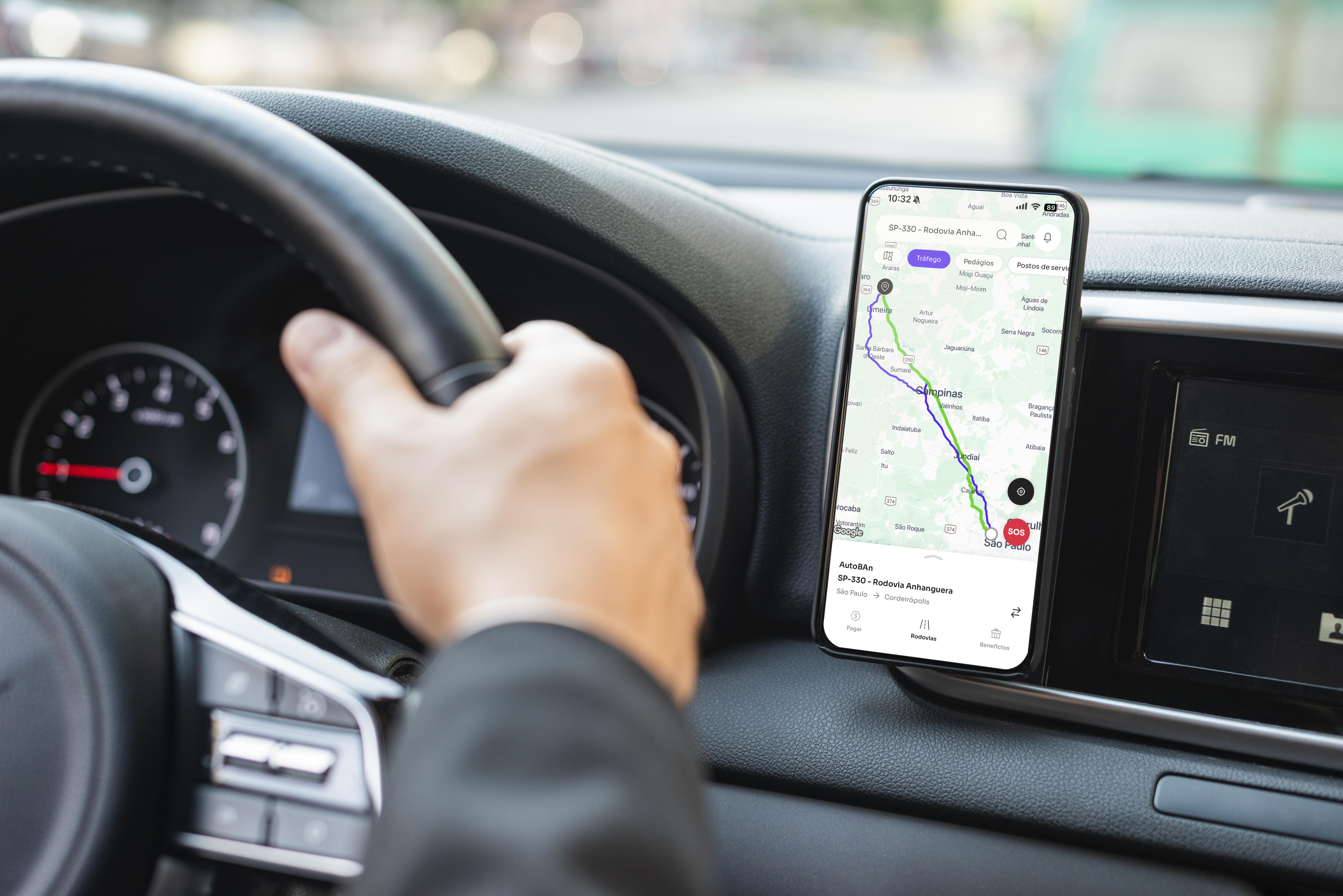 Imagem de um usuário usando do aplicativo Motiva Rodovias em seu dispositivo móvel