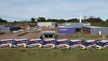 Fila de viaturas de atendimento adesivadas com logos motiva em frente a sede da Motiva Pantanal