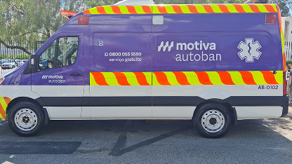 Ambulância adesivada com logo da Motiva Autoban