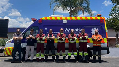 Equipe médica da Motiva Autoban em frente a ambulância.