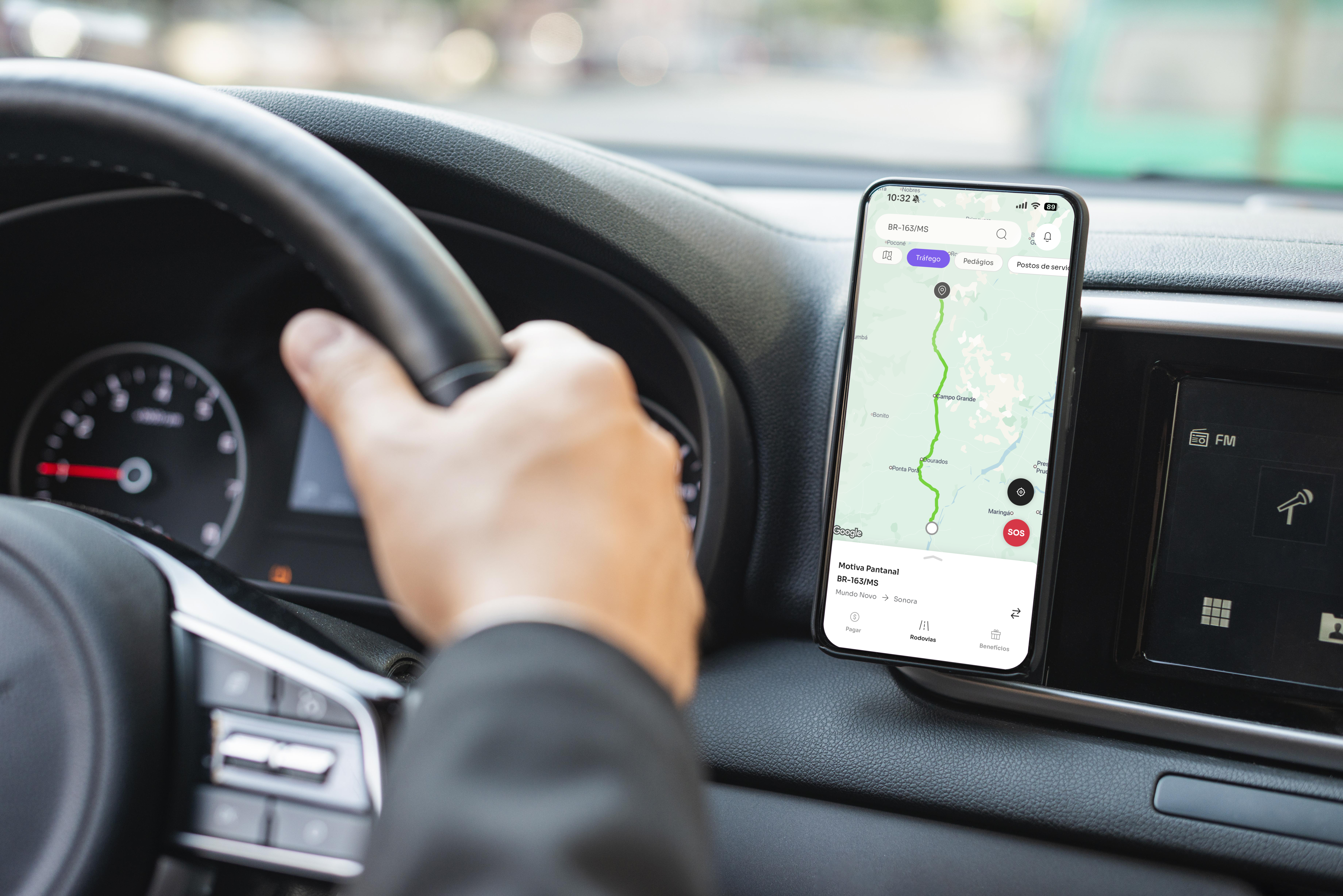 Imagem de um usuário usando do aplicativo Motiva Rodovias em seu dispositivo móvel