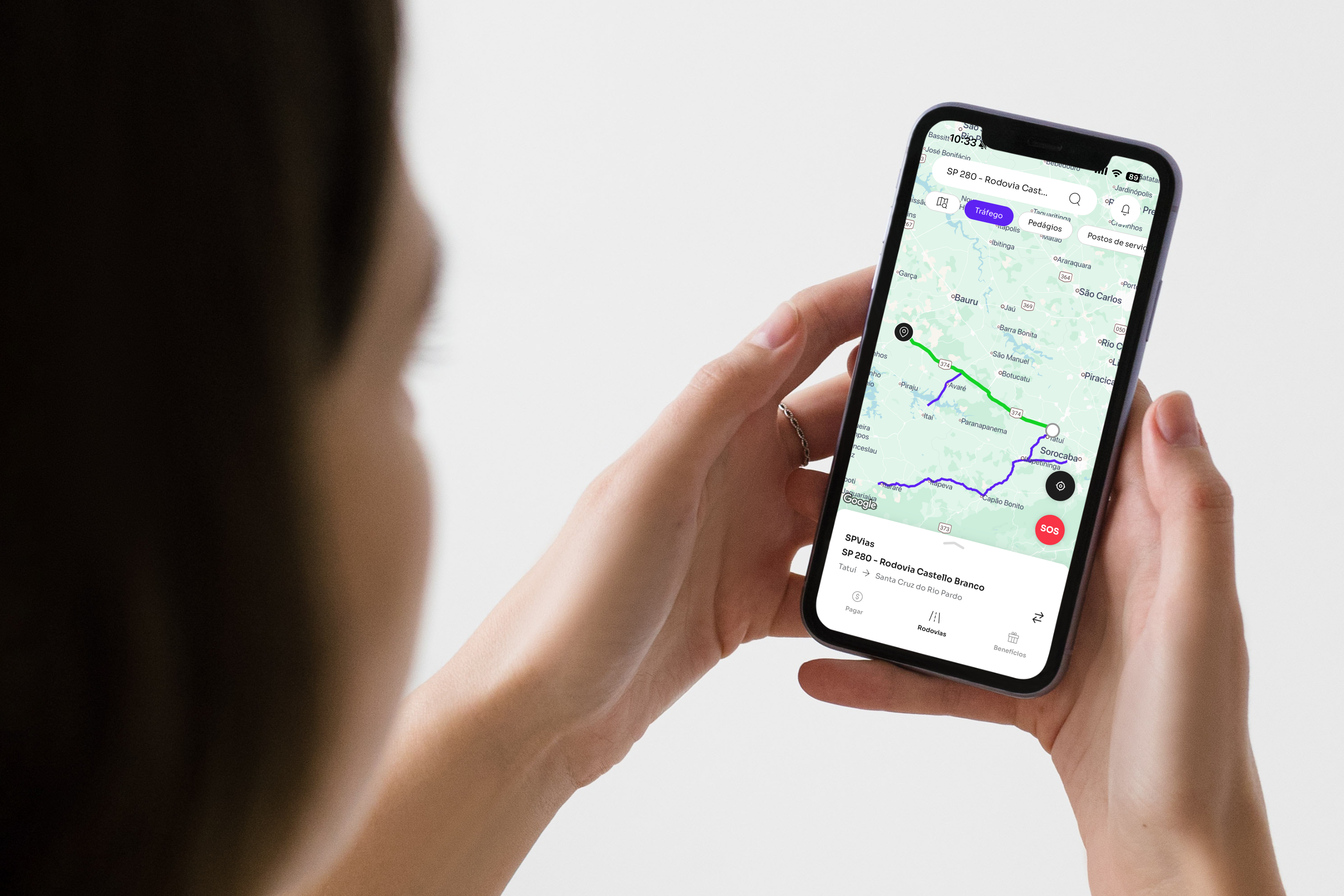 Imagem de um usuário utilizando o aplicativo Motiva Rodovias em seu dispositivo móvel