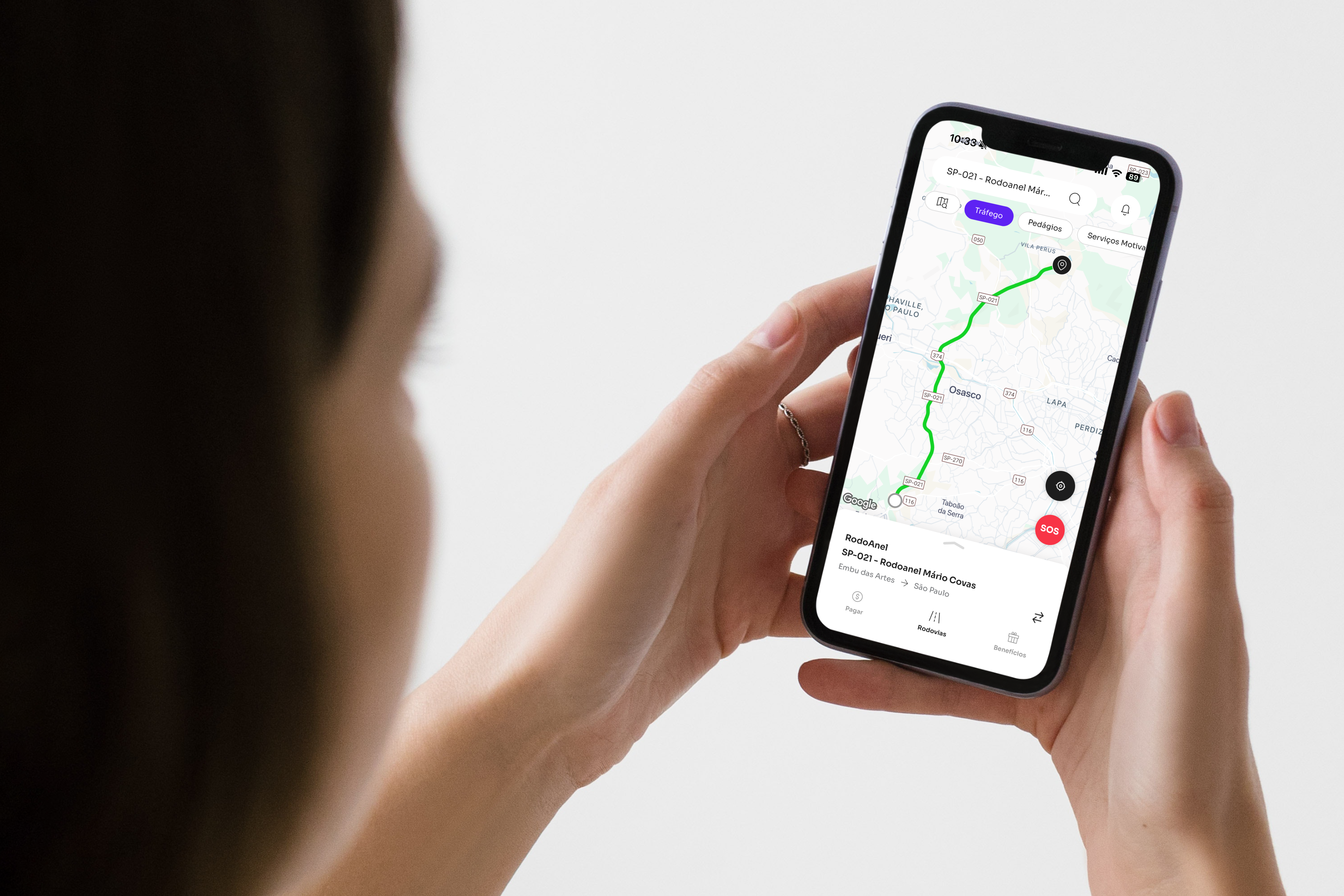 Imagem de um usuário utilizando o aplicativo Motiva Rodovias em seu dispositivo móvel