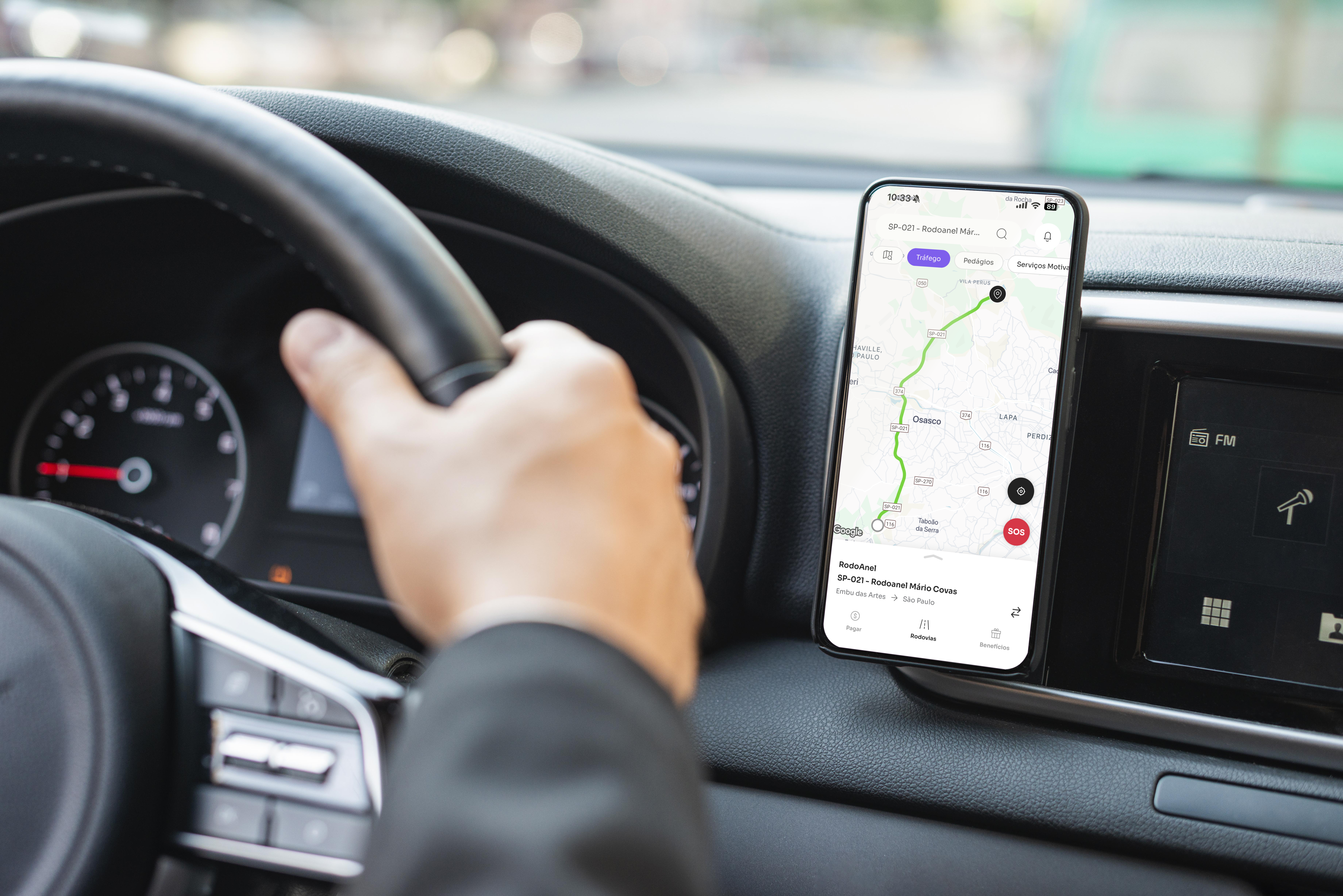 Imagem de um usuário usando do aplicativo Motiva Rodovias em seu dispositivo móvel
