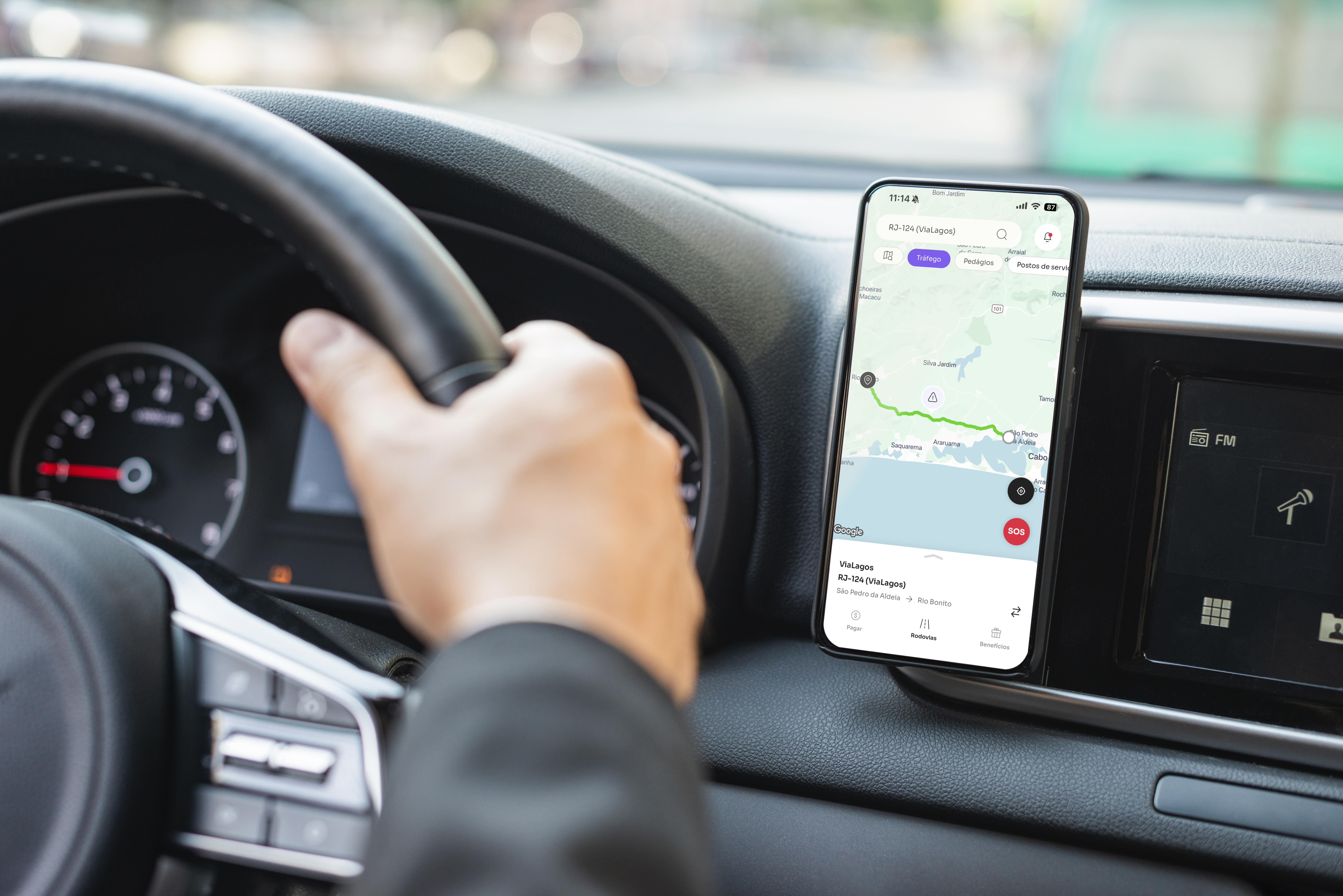 Imagem de um usuário usando do aplicativo Motiva Rodovias em seu dispositivo móvel