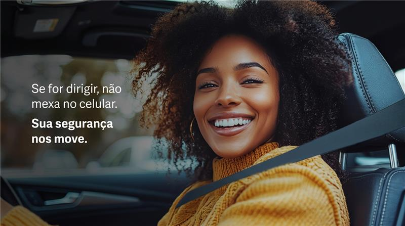 Mulher sorrindo enquanto dirige um carro
