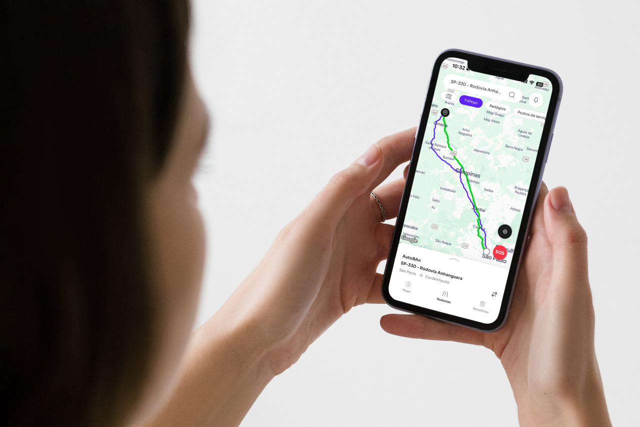 Imagem mostra um usuário utilizando o aplicativo CCR Rodovias em seu dispositivo móvel
