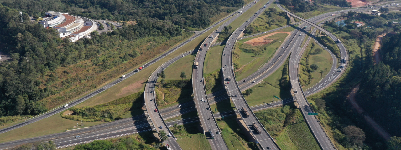 Imagem aerea ilustrativa de uma rodovia exemplificando  o que é faixa de dominio
