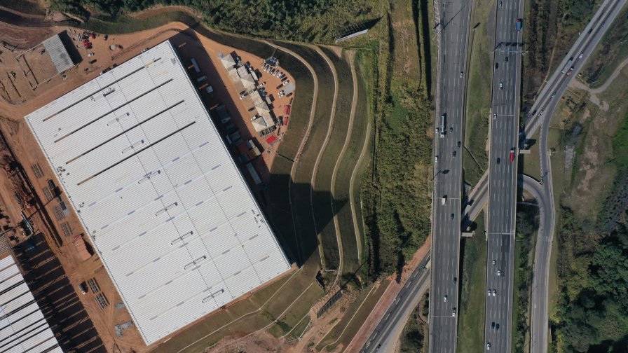 Vista superior das obras de construção ao longo das margens das rodovias administradas pela CCR.