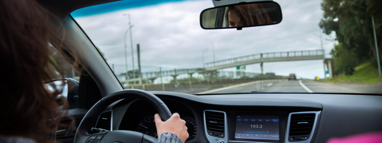 Imagem de uma mulher dirigindo em uma das rodovias da Motiva