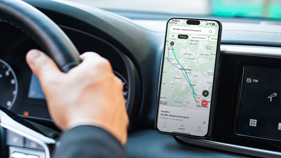 Usuário utilizando o  aplicativo CCR Rodovias em seu carro em um dispositivo móvel