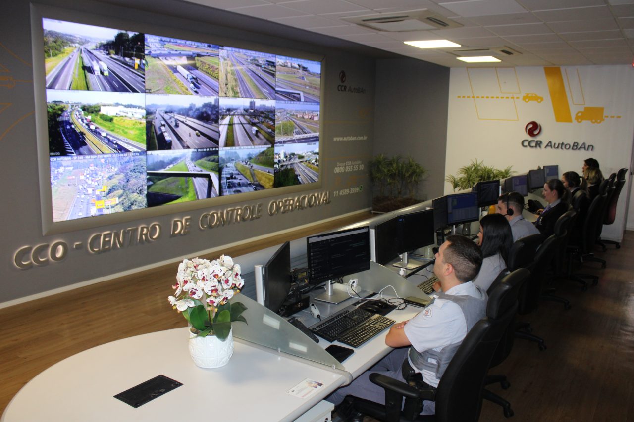 Operadores monitorando as rodovias da CCR Via Sul na central de controle operacional.