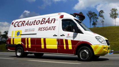 Ambulância da CCR AutoBAn trafegando pela rodovia.