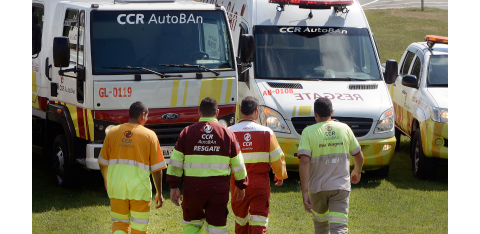 Imagem mostra time de médicos, enfermeiros e técnicos de enfermagem capacitados para atender na rodovia. Autoban