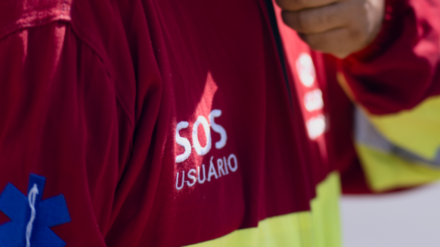 Homem usando a camisa operacional da equipe de paramédicos da CCR, com o nome "SOS Usuário" estampado.