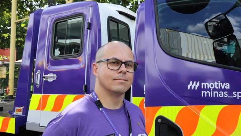 colaborador uniformizado em frente ao guincho de veículos leves