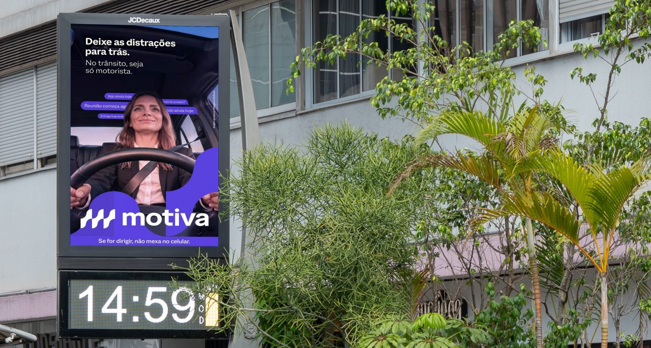 Motiva e JCDecaux reforçam orientações sobre riscos das distrações no trânsito