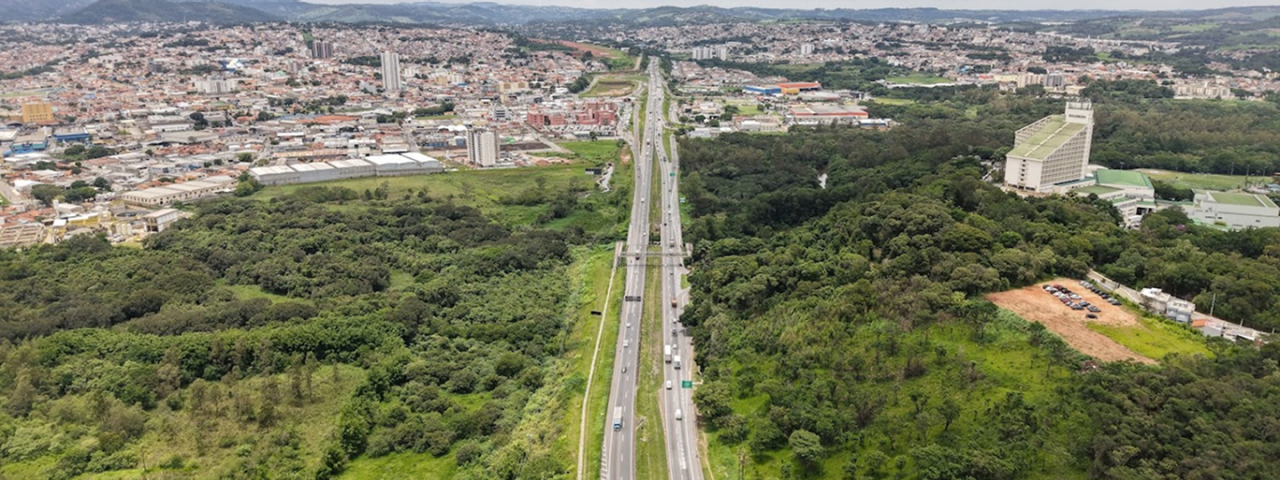 Rodovia de mão dupla administrada pela CCR Via Oeste