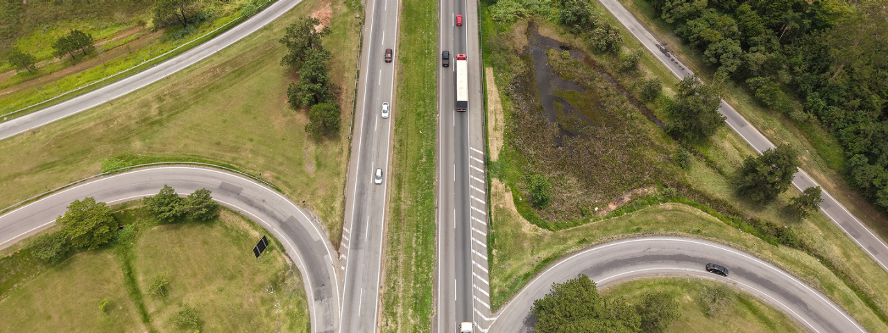 Vista superior de rodovia administrada pela motiva