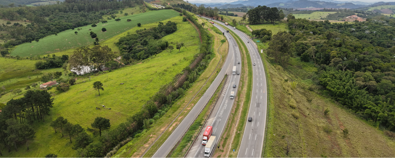 Carros transitando em uma rodovia de mão dupla nos dois sentidos da Via Sul.