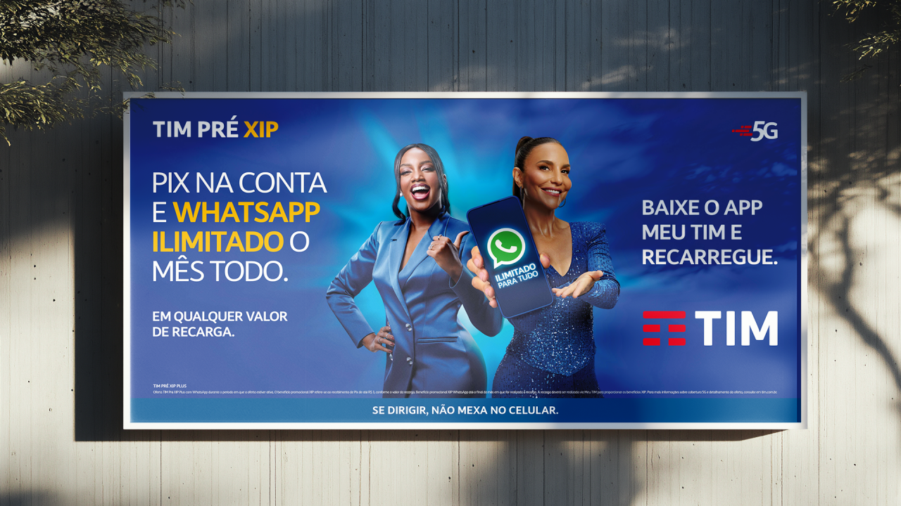 Outdoor da TIM promovendo o plano TIM Pré XIP com destaque para campanha de segurança no trânsito alertando motoristas a não usar o celular ao dirigir
