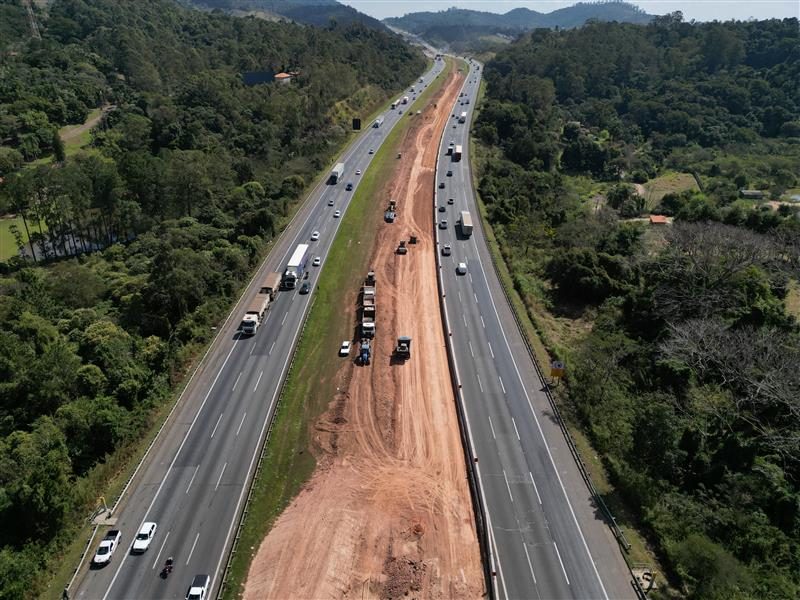 Imagem obra rodovia em meio a floresta