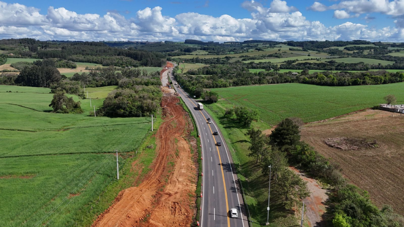 Imagem das obras de duplicação da rodovia BR-386, no Rio Grande do Sul, realizadas pela concessionária CCR ViaSul. 