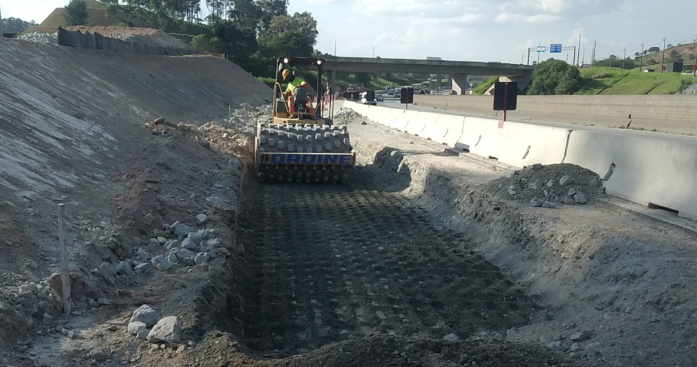 A imagem mostra uma obra de construção ou reforma do norte da Rodovia Anhanguera, em São Paulo