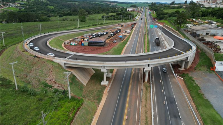 Vista aérea da Rodovia em Itapeva com veículos em circulação e máquinas no canteiro de obras.