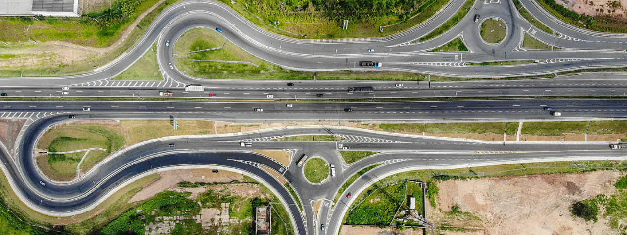 A imagem retrata um trecho da Rodovia Presidente Dutra (BR-116), mostrando um complexo de vias.