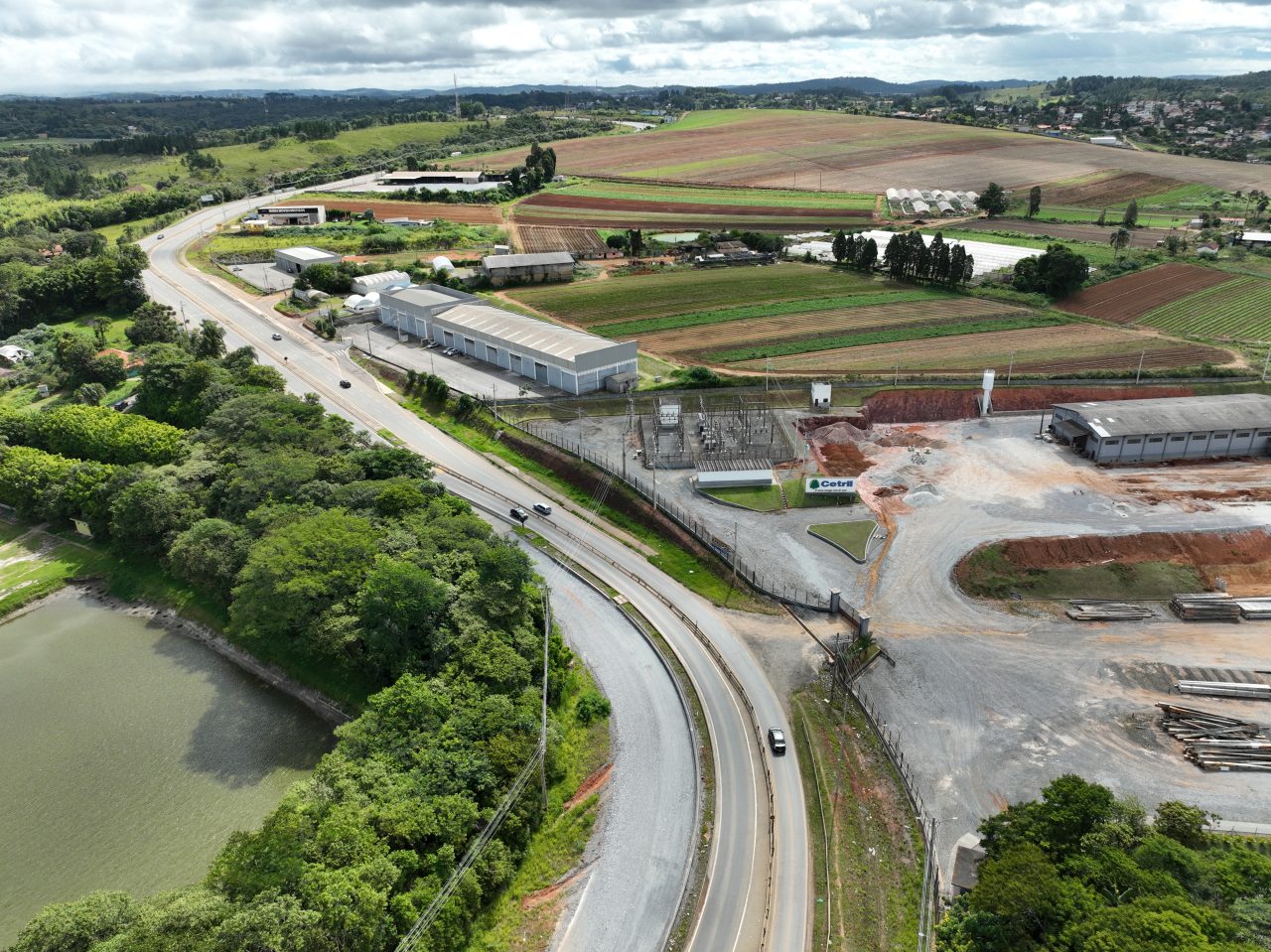 Vista aérea do trevo de acesso à Rodovia Bunjiro Nakao (SP-250) no interior de São Paulo. 