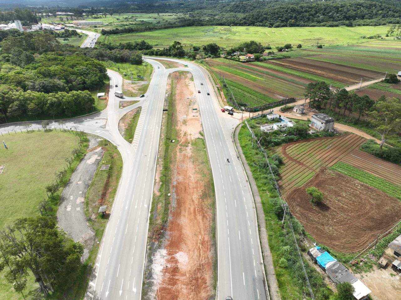 Vista aérea do novo dispositivo de retorno e viaduto em construção na Rodovia Raposo Tavares (SP-270) em São Roque, SP.