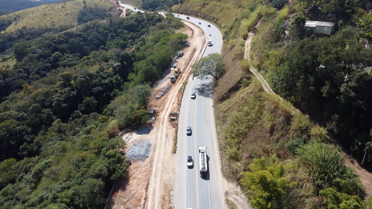 Perspectiva aérea de uma rodovivia em meio à floresta.