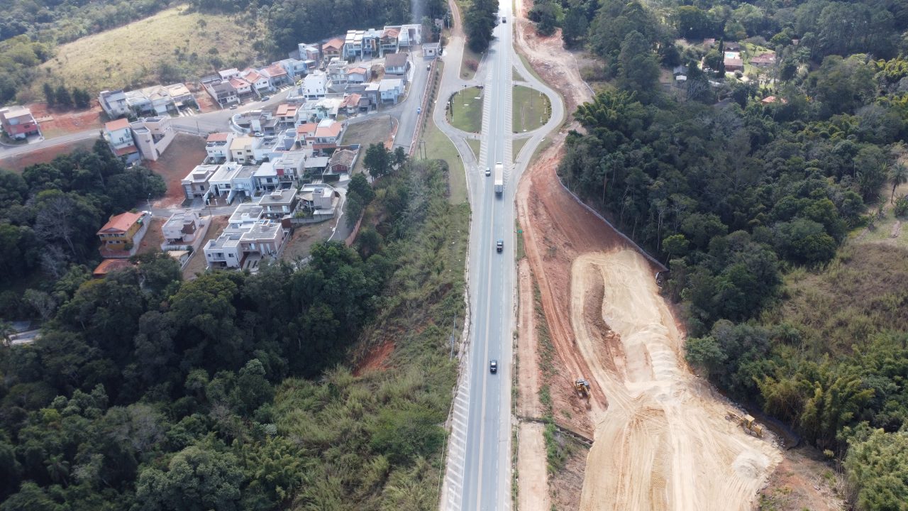 Perspectiva aérea de uma rodovivia em meio à floresta.