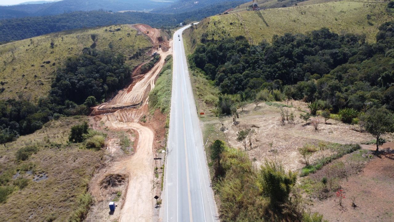 Perspectiva aérea de uma rodovia em meio à floresta.