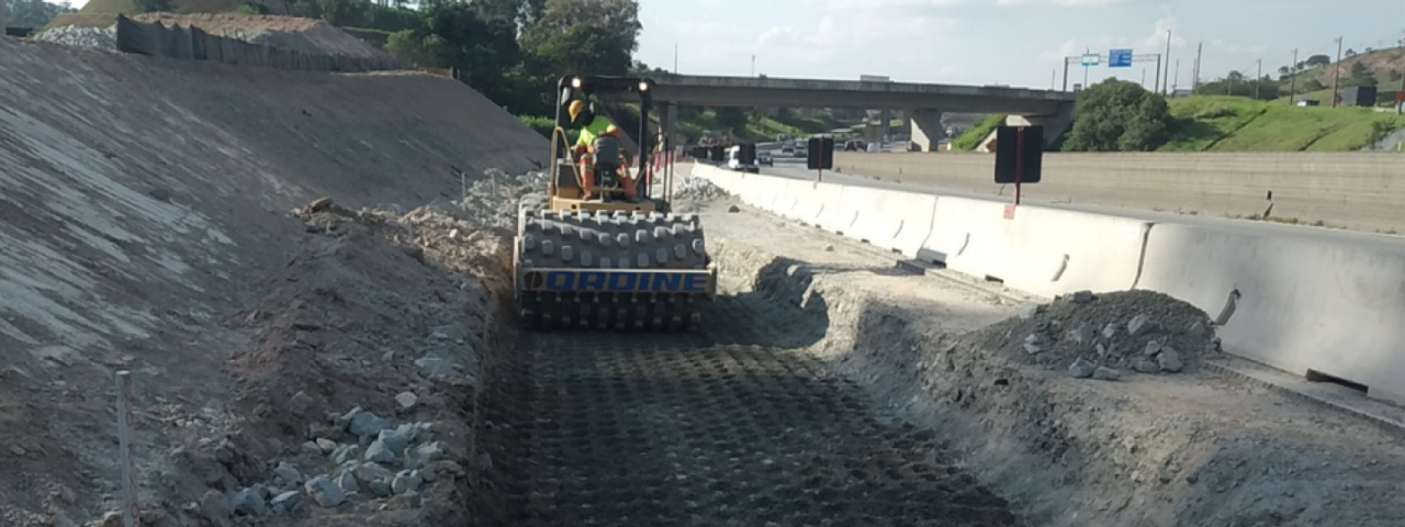 A imagem mostra uma obra de construção da 3ª faixa na Rodovia Anhanguera