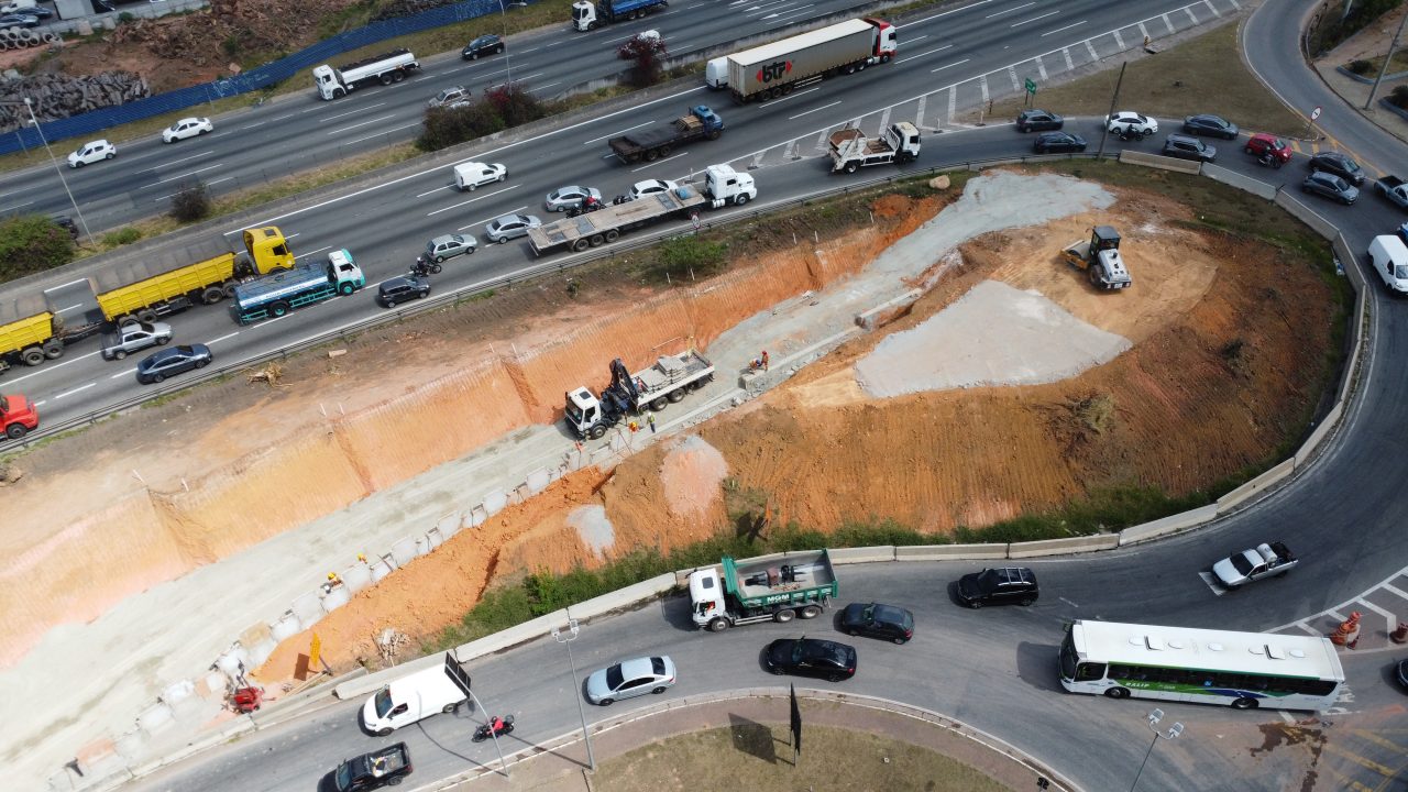 Trecho da rodovia em Barueri com obras de construção das marginais e tráfego concentrado nas pistas centrais.