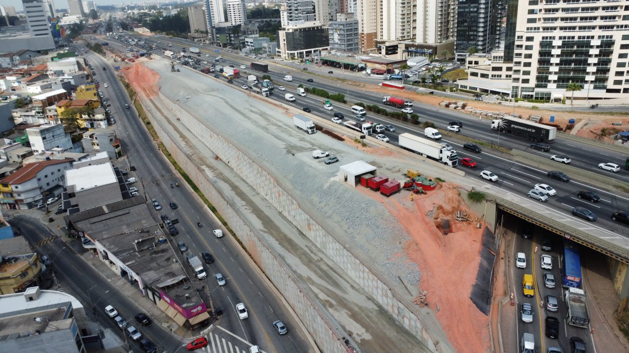 Imagem aérea mostrando as obras de implantação das vias marginais na rodovia em Barueri.