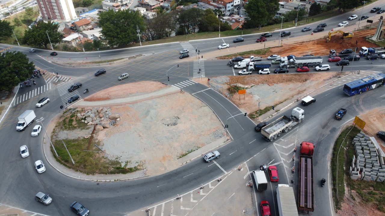 Imagem aérea mostra a rodovia em Barueri com obras viárias em andamento e grande fluxo de veículos.