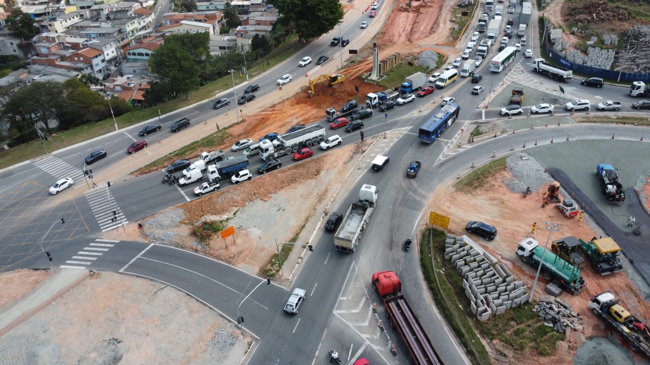 Vista aérea da rodovia em Barueri com obras para implantação de vias marginais