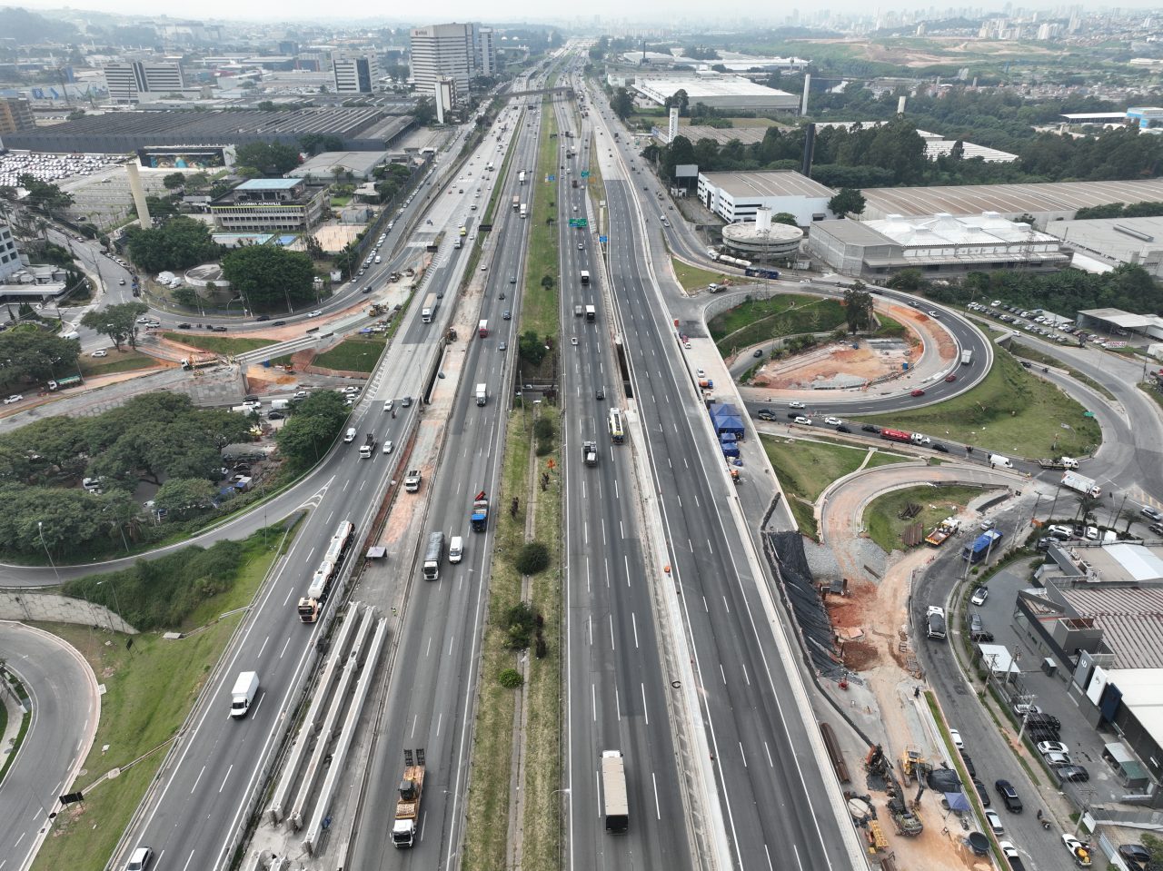 Vista aérea da rodovia em Barueri com obras para implantação de vias marginais
