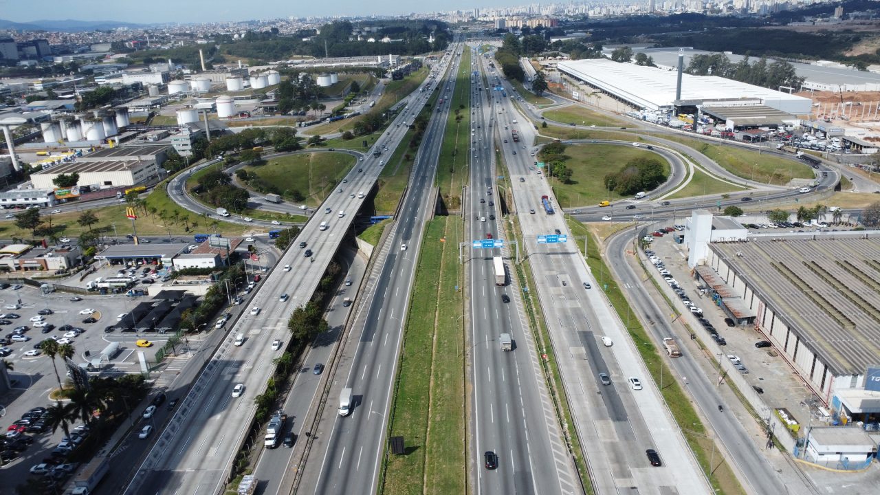 A imagem mostra uma das obras da implementação das marginais em Barueri