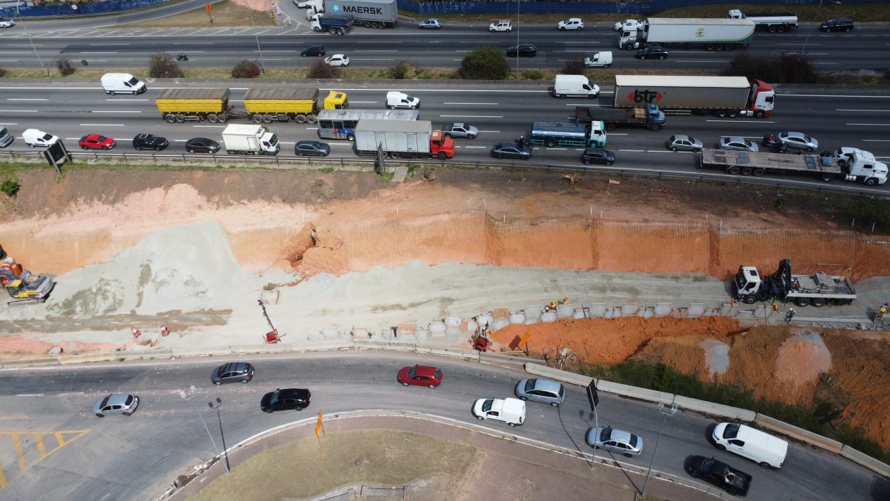 Imagem do trecho das obras das marginais em Barueri, com vias recém-asfaltadas e máquinas em operação