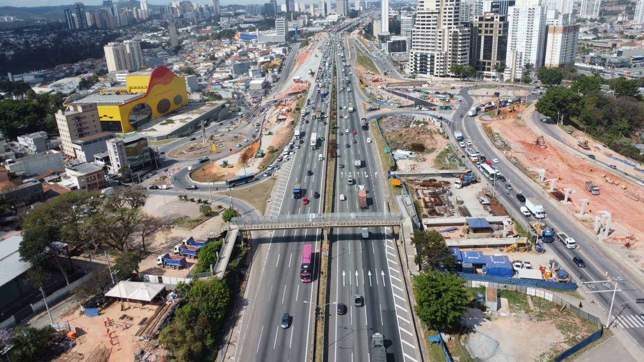 Obras de ampliação e modernização das vias marginais e acessos de um trecho em Barueri na Rodovia Presidente Castelo Branco