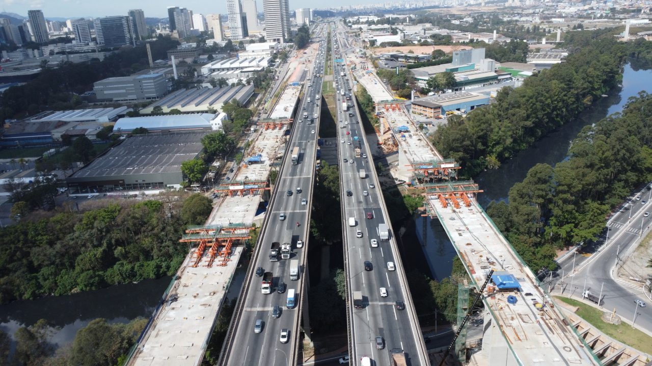 Vista aérea das obras de ampliação das vias marginais da Rodovia Castelo Branco (SP-280), no trecho entre Barueri e Osasco.