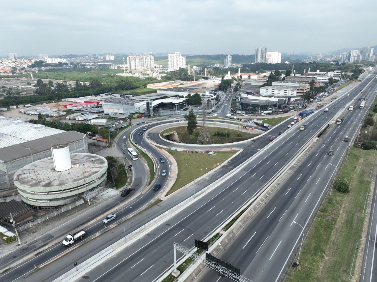 Vista aérea das obras de ampliação das vias marginais da Rodovia Castelo Branco (SP-280), no trecho entre Barueri e Osasco.