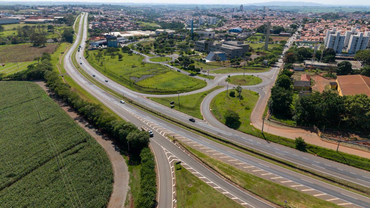 Imagem aérea mostra avanço da construção do novo retorno em desnível na SP-127