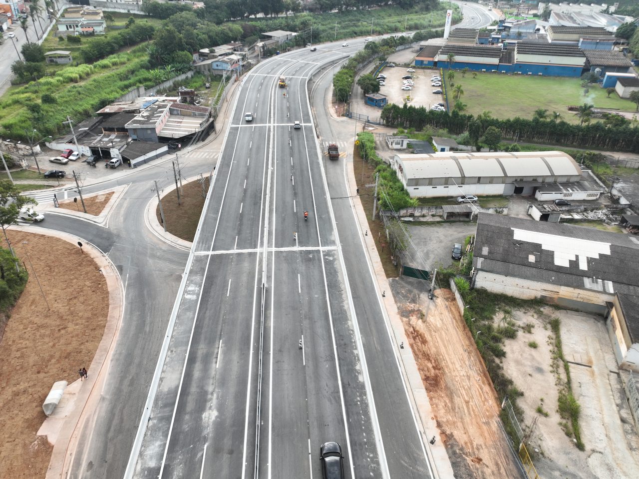 Rodovia movimentada em Mairinque e Sorocaba, com obras de contenção e expansão em andamento na lateral.